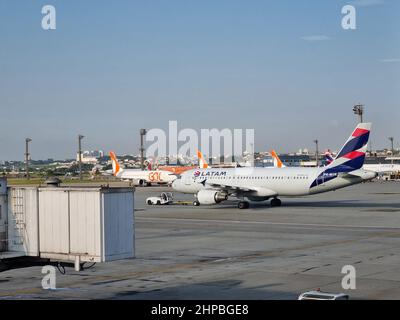 20 février 2022, Sao Paulo, Sao Paulo, Brésil : (INT) mouvement aéroport international de Guarulhos Sao Paulo. 20 février 2022. Brésil, Sao Paulo: Il y a beaucoup de mouvement à l'aéroport international de Guarulhos à Sao Paulo, ce dimanche (20th). (Foto: Leco Viana/TheNews2/Zumapress) (Credit image: © Leco Viana/TheNEWS2 via ZUMA Press Wire) Banque D'Images