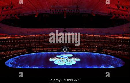 Pékin, Chine. 20th févr. 2022. Les enfants se jouent lors de la cérémonie de clôture des Jeux Olympiques d'hiver de 2022 à Beijing au stade national de Beijing, capitale de la Chine, le 20 février 2022. Credit: Li He/Xinhua/Alay Live News Banque D'Images