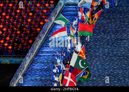 Pékin, Chine. 20th févr. 2022. BEIJING, CHINE - FÉVRIER 20: Porteurs de drapeaux lors de la cérémonie de clôture des Jeux Olympiques de Beijing 2022 au Stade National le 20 février 2022 à Beijing, Chine (photo de Douwe Bijlsma/Orange Pictures) NOCNSF crédit: Orange pics BV/Alay Live News Banque D'Images