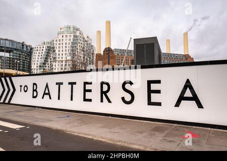 La station électrique de Battersea a récemment obtenu sa station de métro. Image du panneau extérieur indiquant les personnes vers la gare à pied. Banque D'Images