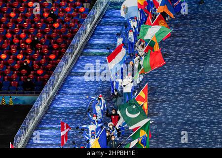 Pékin, Chine. 20th févr. 2022. BEIJING, CHINE - FÉVRIER 20: Porteurs de drapeaux lors de la cérémonie de clôture des Jeux Olympiques de Beijing 2022 au Stade National le 20 février 2022 à Beijing, Chine (photo de Douwe Bijlsma/Orange Pictures) NOCNSF crédit: Orange pics BV/Alay Live News Banque D'Images