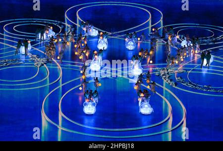 Pékin, Chine. 20th févr. 2022. Les acteurs se jouent lors de la cérémonie de clôture des Jeux Olympiques d'hiver de 2022 à Beijing au Stade national de Beijing, capitale de la Chine, le 20 février 2022. Credit: Li He/Xinhua/Alay Live News Banque D'Images