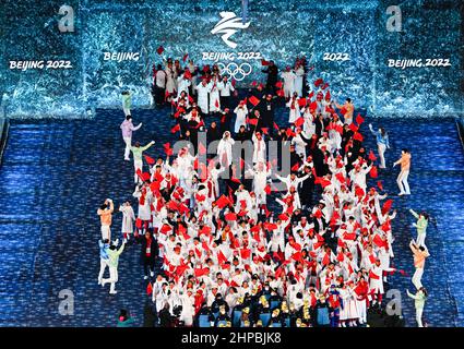 Pékin, Chine. 20th févr. 2022. Les athlètes défilent lors de la cérémonie de clôture des Jeux Olympiques d'hiver de 2022 à Beijing, au stade national de Beijing, capitale de la Chine, le 20 février 2022. Credit: Li He/Xinhua/Alay Live News Banque D'Images