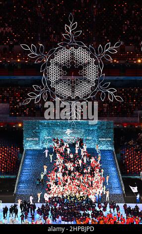 Pékin, Chine. 20th févr. 2022. Les athlètes défilent lors de la cérémonie de clôture des Jeux Olympiques d'hiver de 2022 à Beijing, au stade national de Beijing, capitale de la Chine, le 20 février 2022. Credit: Li He/Xinhua/Alay Live News Banque D'Images