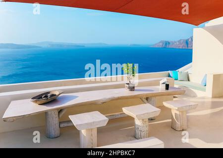 Table et tabourets en bois avec belle vue sur la mer sur la terrasse de Santorin Banque D'Images