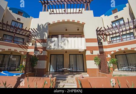 Façade extérieure du bâtiment de chambre d'hôtel avec balcon terrasse patio et mobilier dans un complexe tropical de luxe Banque D'Images