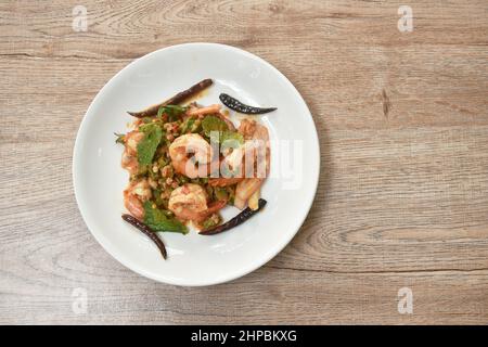 Tranche de haricots épicés et aigre avec garniture de porc hache crevettes bouillies salade thaïlandaise sur le plat Banque D'Images