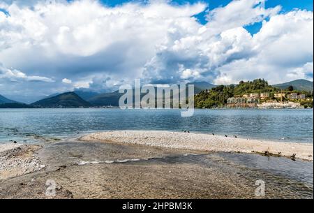 Paysage du lac majeur de Laveno Mombello, Lombardie, Italie Banque D'Images