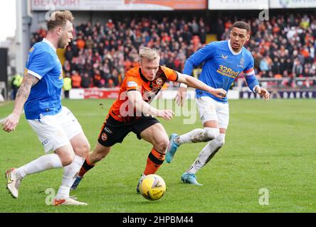 Ilmari Niskanen de Dundee United (au centre) et Scott Arfield de Rangers (à gauche) se battent pour le ballon lors du match cinch Premiership au parc Tannadice, Dundee. Date de la photo: Dimanche 20 février 2022. Banque D'Images