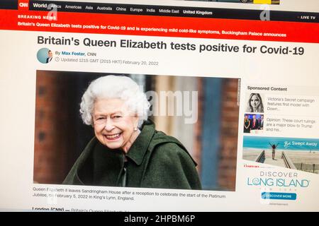 Capture d'écran après les dernières nouvelles que la reine Elizabeth II a testées positives pour Covid-19: Titre instantané sur le site de CNN le 20th février 2022. Banque D'Images