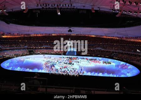 Pékin, Chine. 20th févr. 2022. Des athlètes de différents pays, dont les États-Unis et la Chine, arrivent aux cérémonies de clôture des Jeux olympiques dans le stade national aux Jeux olympiques d'hiver de Beijing 2022 le dimanche 20 février 2022. Photo de Paul Hanna/UPI crédit: UPI/Alay Live News Banque D'Images