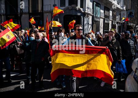 Personnes aux drapeaux espagnols soutenant le Président de la Communauté de Madrid Isabel Diaz Ayuso lors d'une manifestation demandant la démission de Pablo Casado, dirigeant du Parti populaire (PP) et secrétaire général Teodoro Garcia Egea. Les partisans du Parti populaire se sont rassemblés devant leur siège social pour protester après la crise interne provoquée par une enquête ouverte sur Isabel Diaz Ayuso pour un traitement prétendument favorisé à son frère avec un contrat pour avoir acquis des masques chirurgicaux en Chine pendant la pandémie du coronavirus. Banque D'Images