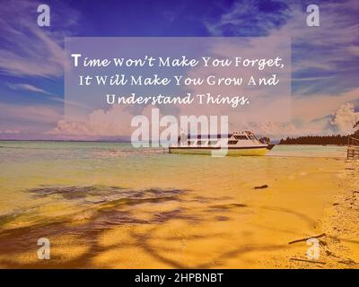 Citation motivationnelle et inspirante sur fond flou de l'océan et du bateau à voile - le temps ne vous ferait pas oublier, il vous fera grandir et sous Banque D'Images