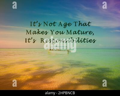 Citation motivationnelle et inspirante sur fond flou de l'océan et du bateau à voile - ce n'est pas l'âge qui vous fait mûrir, c'est des responsabilités. Banque D'Images