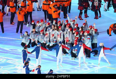 (220220) -- BEIJING, le 20 février 2022 (Xinhua) -- les athlètes célèbrent lors de la cérémonie de clôture des Jeux Olympiques d'hiver de Beijing 2022 au Stade national de Beijing, capitale de la Chine, le 20 février 2022. (Xinhua/Ding Xu) Banque D'Images