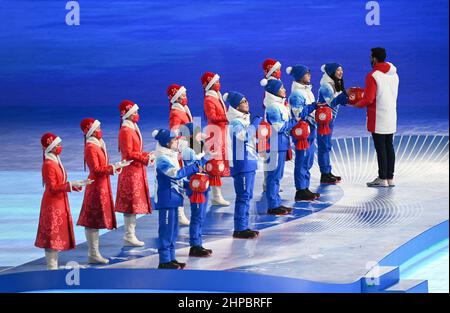 (220220) -- BEIJING, le 20 février 2022 (Xinhua) -- les volontaires reçoivent des lanternes chinoises traditionnelles lors de la cérémonie de clôture des Jeux Olympiques d'hiver de 2022 à Beijing, au Stade national de Beijing, capitale de la Chine, le 20 février 2022. (Xinhua/Xiong Qi) Banque D'Images