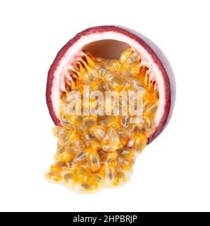 Fruit de la passion isolé sur fond blanc.Moitié de fruit de la passion ou maracuya, fruit exotique.Masque Banque D'Images