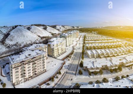 Russie, Krasnoyarsk, 19 février 2022: Nouveau complexe résidentiel incom pins, zone résidentielle d'élite, maisons et maisons de ville sur la rive à la foo Banque D'Images