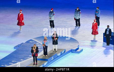 Pékin, Chine. 20th févr. 2022. Médaillée d'or Therese Johaug (avant C) de Norvège, médaillée d'argent Jessie Diggins (avant L) des États-Unis et médaillée de bronze Kerttu Niskanen (avant R) De la Finlande assister à la cérémonie de remise des prix de la masse des femmes de ski de fond 30km démarrage libre lors de la cérémonie de clôture des Jeux Olympiques d'hiver de Beijing 2022 au Stade national de Beijing, capitale de la Chine, le 20 février 2022. Credit: Huang Xiaobang/Xinhua/Alay Live News Banque D'Images