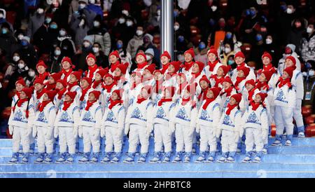 Pékin, Chine. 20th févr. 2022. Les enfants chantent lors de la cérémonie de clôture des Jeux Olympiques d'hiver de 2022 à Beijing au stade national de Beijing, capitale de la Chine, le 20 février 2022. Crédit : CAO CAN/Xinhua/Alay Live News Banque D'Images