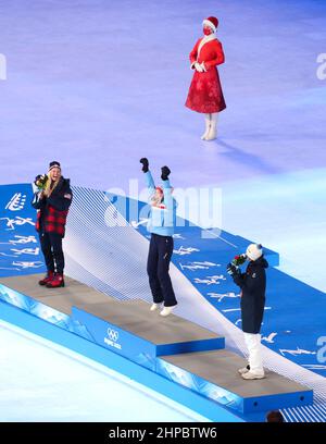 Pékin, Chine. 20th févr. 2022. Therese Johaug (C), médaillée d'or de Norvège, La médaillée d'argent Jessie Diggins (L) des États-Unis et la médaillée de bronze Kerttu Niskanen de Finlande assistent à la cérémonie de remise des prix de la messe 30km des femmes de ski de fond lors de la cérémonie de clôture des Jeux Olympiques d'hiver de Beijing 2022 au Stade national de Beijing, capitale de la Chine, le 20 février, 2022. Credit: Ding Xu/Xinhua/Alamy Live News Banque D'Images