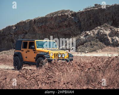 Jeep jaune Wrangler dans la péninsule d'Akamas Banque D'Images