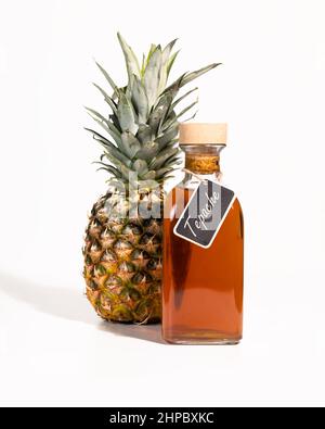 Boisson mexicaine d'ananas fermenté de Tepache. Boisson à l'ananas effervescente brassée maison, à base de zeste d'ananas fermenté. Banque D'Images