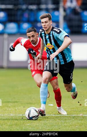 20 février 2022, Bade-Wurtemberg, Mannheim: Football: Ligue 3rd, SV Waldhof Mannheim - 1. FC Kaiserslautern, Matchday 27, Carl-Benz-Stadion. Le Prince Kenny de Kaiserslautern Redondo (l) et Alexander Rossipal de Mannheim se battent pour le ballon. Photo: Uwe Anspach/dpa - NOTE IMPORTANTE: Conformément aux exigences du DFL Deutsche Fußball Liga et du DFB Deutscher Fußball-Bund, il est interdit d'utiliser ou d'utiliser des photos prises dans le stade et/ou du match sous forme de séquences d'images et/ou de séries de photos de type vidéo. Banque D'Images