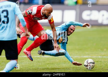 20 février 2022, Bade-Wurtemberg, Mannheim: Football: Ligue 3rd, SV Waldhof Mannheim - 1. FC Kaiserslautern, Matchday 27, Carl-Benz-Stadion. Terrence Boyd (l) de Kaiserslautern et Marco Höger de Mannheim se battent pour le ballon. Photo: Uwe Anspach/dpa - NOTE IMPORTANTE: Conformément aux exigences du DFL Deutsche Fußball Liga et du DFB Deutscher Fußball-Bund, il est interdit d'utiliser ou d'utiliser des photos prises dans le stade et/ou du match sous forme de séquences d'images et/ou de séries de photos de type vidéo. Banque D'Images