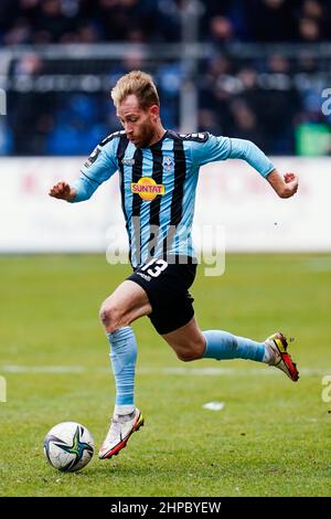 20 février 2022, Bade-Wurtemberg, Mannheim: Football: Ligue 3rd, SV Waldhof Mannheim - 1. FC Kaiserslautern, Matchday 27, Carl-Benz-Stadion. Marc Schnatterer de Mannheim joue le ballon. Photo: Uwe Anspach/dpa - NOTE IMPORTANTE: Conformément aux exigences du DFL Deutsche Fußball Liga et du DFB Deutscher Fußball-Bund, il est interdit d'utiliser ou d'utiliser des photos prises dans le stade et/ou du match sous forme de séquences d'images et/ou de séries de photos de type vidéo. Banque D'Images