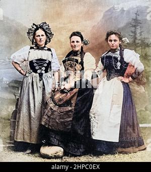 Machine Colorized trois filles suisses du livre The Living races of Humany; Volume 2 par Henry Neville Hutchinson, publié à Londres en 1901 par Hutchinson & co Banque D'Images