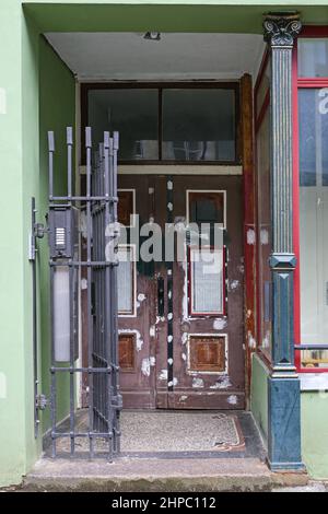 Porte en bois devant être rénovée avec peinture de réparation à l'entrée d'une vieille maison historique de Lubeck, en Allemagne Banque D'Images