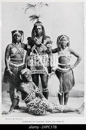 GUERRIERS DE DAHOMEY — HOMMES ET FEMMES le Royaume de Dahomey était un royaume d'Afrique de l'Ouest situé dans le Bénin actuel qui existait d'environ 1600 à 1904. Dahomey s'est développé sur le plateau d'Abomey parmi les Fon au début du 17th siècle et est devenu une puissance régionale au 18th siècle en conquérant des villes clés sur la côte atlantique. Du livre ' les races vivantes de l'humanité ' un récit illustré populaire des coutumes, des habitudes, Activités, fêtes et cérémonies des races de l'humanité dans le monde par Sir Harry Hamilton Johnston et Henry Neville Hutchinson publié Banque D'Images