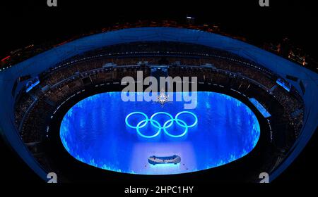 (220220) -- BEIJING, 20 février 2022 (Xinhua) -- photo prise le 20 février 2022 montre la cérémonie de remise du drapeau lors de la cérémonie de clôture des Jeux Olympiques d'hiver de 2022 à Beijing au Stade national de Beijing, capitale de la Chine. (Xinhua/Song Yanhua) Banque D'Images
