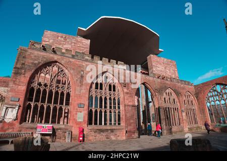 Nouvelle cathédrale de Coventry depuis l'intérieur de la vieille cathédrale Banque D'Images