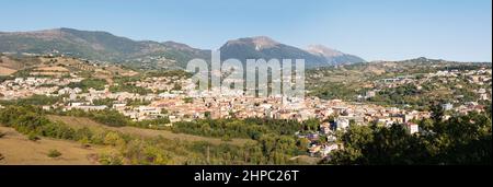 Vue d'ensemble de la ville de Teramo et de la montagne en arrière-plan Banque D'Images