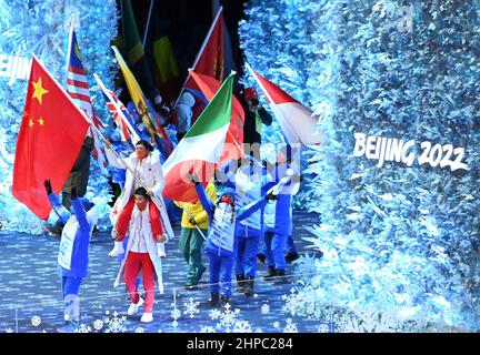 (220220) -- BEIJING, le 20 février 2022 (Xinhua) -- défilé des porteurs de drapeaux lors de la cérémonie de clôture des Jeux Olympiques d'hiver de Beijing 2022 au Stade national de Beijing, capitale de la Chine, le 20 février 2022. (Xinhua/Huang Zongzhi) Banque D'Images