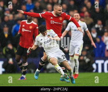 Daniel James #20 de Leeds United est fouillé par Luke Shaw #23 de Manchester United in , le 2/20/2022. (Photo de Mark Cosgrove/News Images/Sipa USA) Banque D'Images