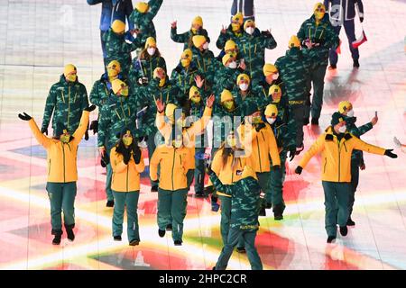 (220220) -- BEIJING, le 20 février 2022 (Xinhua) -- les athlètes d'Australie défilent lors de la cérémonie de clôture des Jeux Olympiques d'hiver de 2022 à Beijing au Stade national de Beijing, capitale de la Chine, le 20 février 2022. (Xinhua/Huang Zongzhi) Banque D'Images