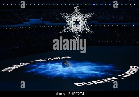 (220220) -- BEIJING, le 20 février 2022 (Xinhua) -- photo prise le 20 février 2022 montre le spectacle Milano-Cortina de huit minutes lors de la cérémonie de clôture des Jeux Olympiques d'hiver de Beijing 2022 au Stade national de Beijing, capitale de la Chine. (Xinhua/Li RAN) Banque D'Images