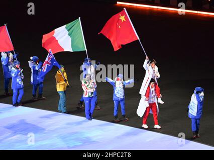 (220220) -- BEIJING, le 20 février 2022 (Xinhua) -- défilé des porteurs de drapeaux lors de la cérémonie de clôture des Jeux Olympiques d'hiver de Beijing 2022 au Stade national de Beijing, capitale de la Chine, le 20 février 2022. (Xinhua/Liu Xiao) Banque D'Images