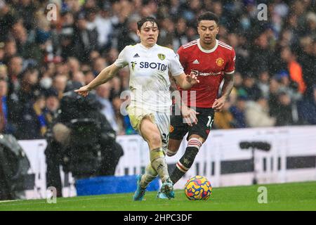 Daniel James #20 de Leeds United passe la balle malgré la pression de Jesse Lingard #14 de Manchester United à , le 2/20/2022. (Photo de Mark Cosgrove/News Images/Sipa USA) Banque D'Images