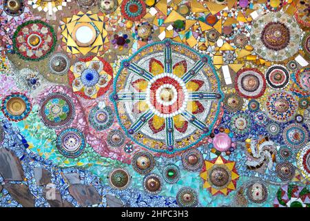 Le motif du mur est décoré de petits morceaux de céramique. Banque D'Images