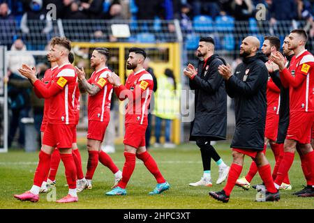 20 février 2022, Bade-Wurtemberg, Mannheim: Football: Ligue 3rd, SV Waldhof Mannheim - 1. FC Kaiserslautern, Matchday 27, stade Carl-Benz. L'équipe de Kaiserslautern remercie les fans après le match. Photo: Uwe Anspach/dpa - NOTE IMPORTANTE: Conformément aux exigences du DFL Deutsche Fußball Liga et du DFB Deutscher Fußball-Bund, il est interdit d'utiliser ou d'utiliser des photos prises dans le stade et/ou du match sous forme de séquences d'images et/ou de séries de photos de type vidéo. Banque D'Images