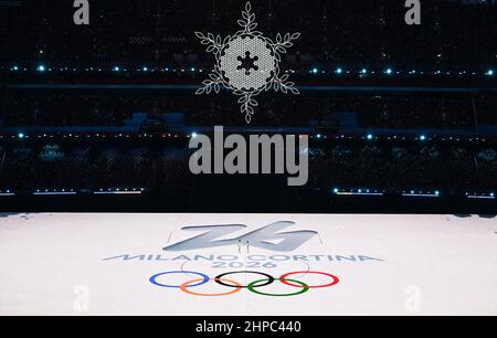 (220220) -- BEIJING, le 20 février 2022 (Xinhua) -- photo prise le 20 février 2022 montre le spectacle Milano-Cortina de huit minutes lors de la cérémonie de clôture des Jeux Olympiques d'hiver de Beijing 2022 au Stade national de Beijing, capitale de la Chine. (Xinhua/Li HE) Banque D'Images