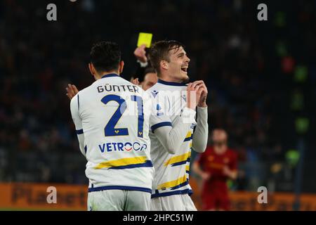 Rome, Italie 19th février 2022 : carte jaune lors de la série italienne Un match de football 202122 entre AS Roma et Hellas Verona FC au stade Olimpico (photo de Raffaele Conti/Pacific Press) Banque D'Images