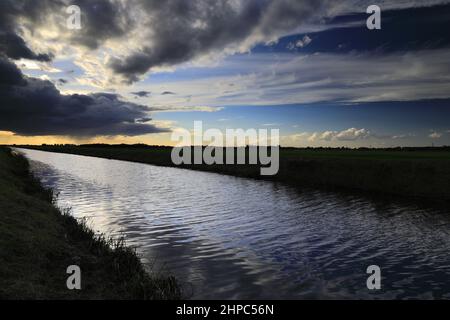 Nuages orageux au-dessus de la rivière de quarante pieds, près de la ville de Ramsey; Cambridgeshire; Angleterre; Grande-Bretagne; ROYAUME-UNI Banque D'Images