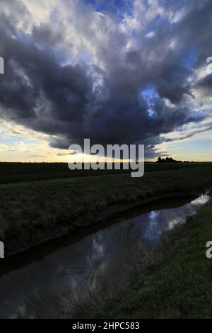 Nuages orageux au-dessus de la rivière de quarante pieds, près de la ville de Ramsey; Cambridgeshire; Angleterre; Grande-Bretagne; ROYAUME-UNI Banque D'Images