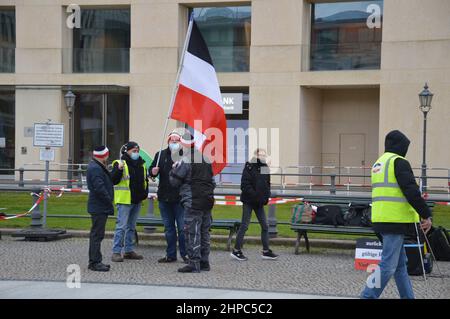 "Reich Citizens" a manifesté devant l'ambassade des États-Unis d'Amérique à Pariser Platz à Berlin, en Allemagne. Les citoyens de Reich réjict la légitimité de l'État allemand moderne, la République fédérale d'Allemagne, en faveur du Reich allemand, qui existait de 1871 à 1945. Banque D'Images