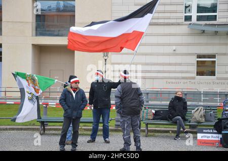 "Reich Citizens" a manifesté devant l'ambassade des États-Unis d'Amérique à Pariser Platz à Berlin, en Allemagne. Les citoyens de Reich réjict la légitimité de l'État allemand moderne, la République fédérale d'Allemagne, en faveur du Reich allemand, qui existait de 1871 à 1945. Banque D'Images
